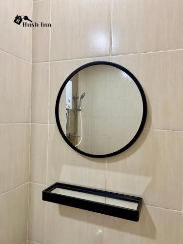 Bilik mandi di Hush Inn at ITCC Manhattan Suites