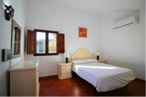 Un pat sau paturi într-o cameră la Casas Rurales Juzcar Centro