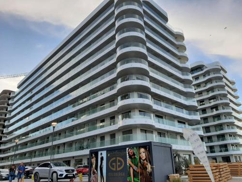 een groot gebouw met een billboard ervoor bij SUNDREAM by the beach in Mamaia