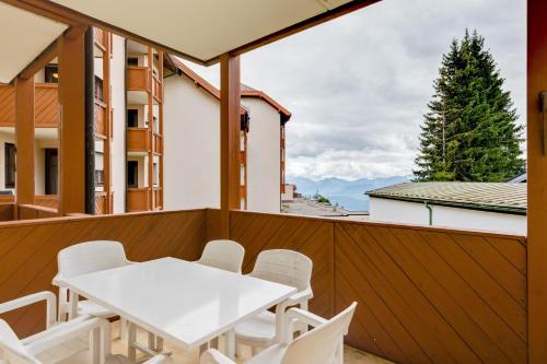 a balcony with a white table and white chairs at 4 Jahreszeiten Destination Treffen in Treffen