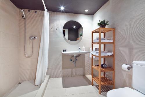 Kylpyhuone majoituspaikassa Inside Barcelona Apartments Sants