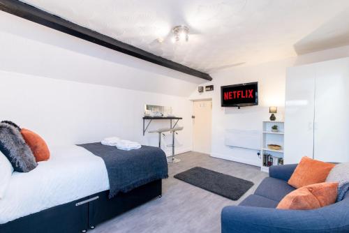 a bedroom with a bed and a couch at 1Bed Contractor & Pilot Flat - FREE Parking - FAST WiFi in Castle Donington