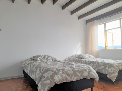 Ένα ή περισσότερα κρεβάτια σε δωμάτιο στο Casa Jaguar Manizales sector Cable