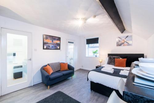a bedroom with a bed and a couch and a chair at 1Bed Contractor & Pilot Flat - FREE Parking - FAST WiFi in Castle Donington