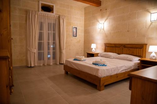 Katil atau katil-katil dalam bilik di Ta' Giga Farmhouse