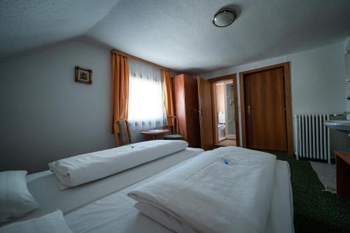 pokój hotelowy z 2 łóżkami i oknem w obiekcie Hotel Tauernpasshöhe w mieście Obertauern