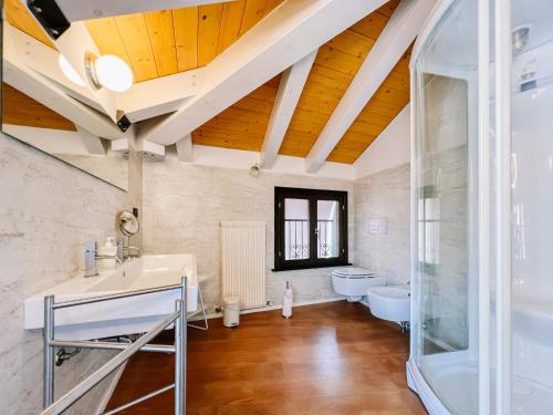 Ванна кімната в CRUdiS Luxury rooms