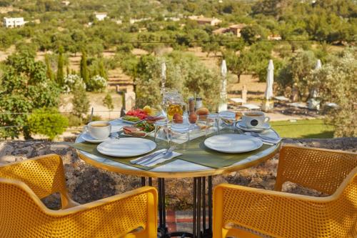 ein Tisch mit Tellern voller Essen auf einem Tisch in der Unterkunft Agroturismo Alquería Blanca in Bunyola