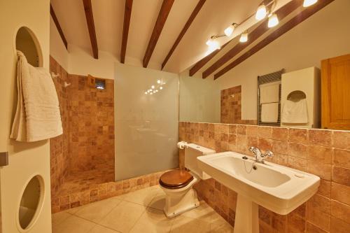 A bathroom at Agroturismo Alquería Blanca