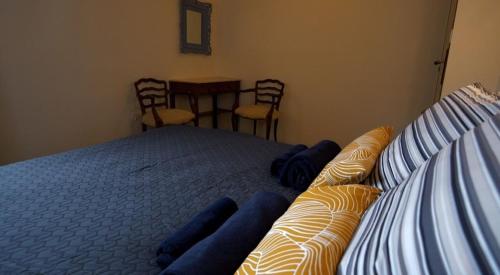 1 dormitorio con 1 cama, mesa y sillas en Walnut Lodge Espas 2 bedroom, Barn Conversion en Espas