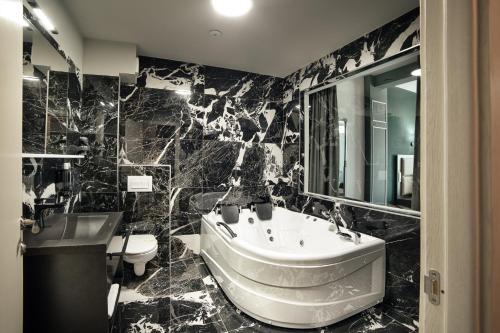 Ett badrum på Hotel Nordic Twins