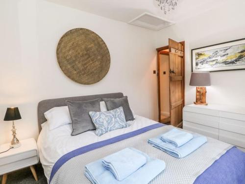 Giường trong phòng chung tại North View Cottage - Log burner,Views,Parking,walks,Peak District,Dogs