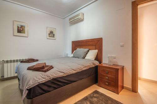 ein Schlafzimmer mit einem Bett und einer Kommode mit einem Nachttisch in der Unterkunft Well Located Ground Floor Apartment - AA101LT in Torre-Pacheco