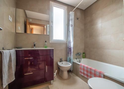 ein Badezimmer mit einem Waschbecken, einem WC und einer Badewanne in der Unterkunft Well Located Ground Floor Apartment - AA101LT in Torre-Pacheco