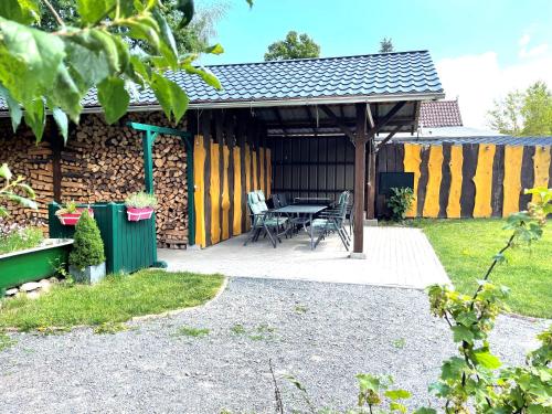 a patio with a table and chairs next to a building at Lehdsche Heubuchten in Lehde