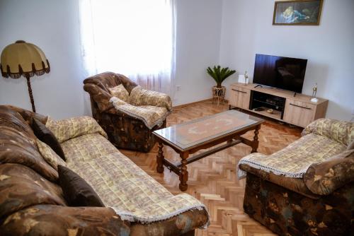 een woonkamer met 2 banken en een salontafel bij Apartment Nikola in Kotor