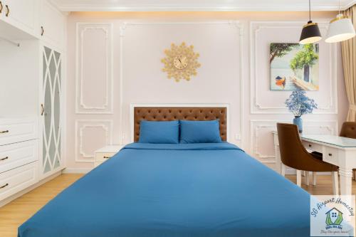 Tempat tidur dalam kamar di Căn hộ Orchard Parkview - Tan Son Nhat Airport Homestay