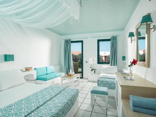 Ένα ή περισσότερα κρεβάτια σε δωμάτιο στο Mitsis Cretan Village