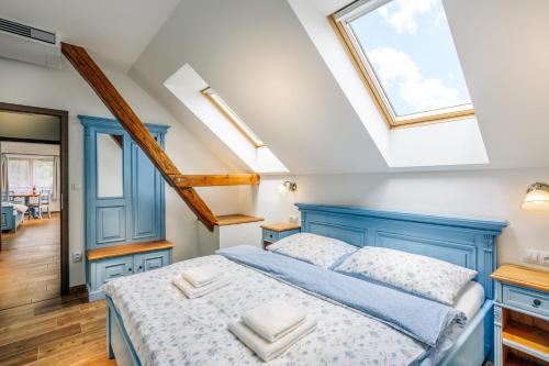 una camera con letto blu e 2 cuscini di KNÍŽECÍ DŮM - ubytování v Lednici a Lednice