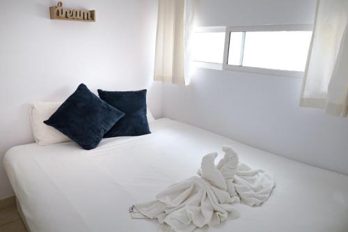 Tempat tidur dalam kamar di Elegant Sea View