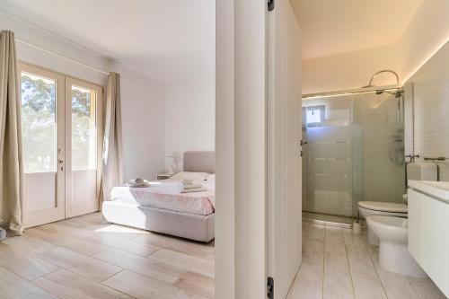 una camera con letto e un bagno con doccia di Garden view near the sea a Lecce