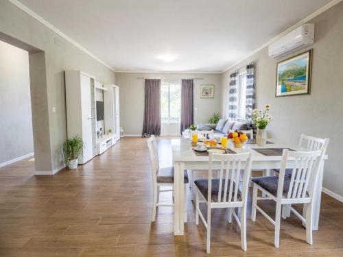 a kitchen and dining room with a table and chairs at Apartment Noah and Matija in Ston