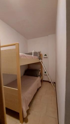 a small room with two bunk beds in it at Appartamento incantevole con ampio balcone in Sella Nevea