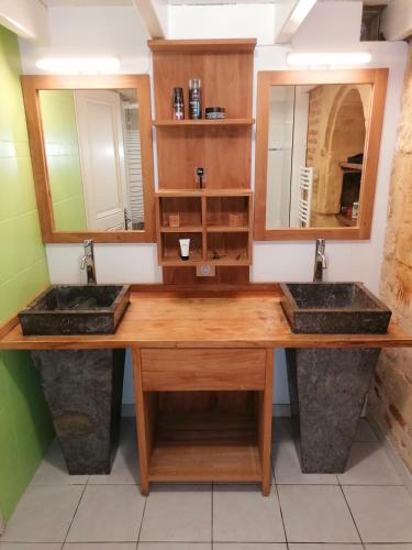 deux lavabos dans une salle de bain avec deux miroirs dans l'établissement A DEUX PAS, à Bergerac