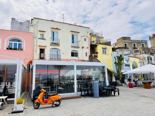 skuter zaparkowany przed budynkiem w obiekcie domus Verde w mieście Ischia
