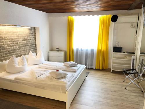 Un pat sau paturi într-o cameră la Birkenhof Family Lodge - a68755