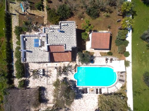 Luftaufnahme eines Hauses mit Swimmingpool in der Unterkunft Dimora La Cucchiara - POOL - GARDEN - PARKING in Porto Selvaggio in Santa Caterina di Nardò