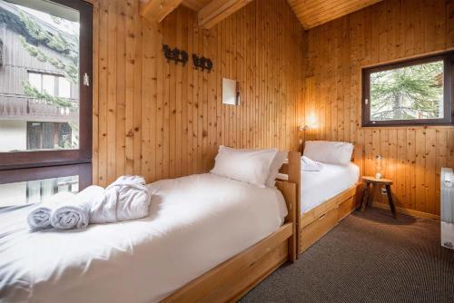 Ліжко або ліжка в номері Madame Vacances Chalet Val Rogoney