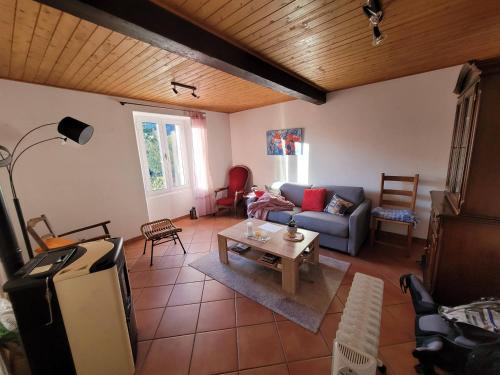 - un salon avec un canapé et une table dans l'établissement Casa Hürlimann, à Breno
