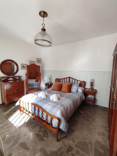 1 dormitorio con 1 cama grande en una habitación en Casa Jabero, en Nívar