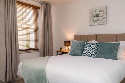 Un dormitorio con una cama grande y una ventana en Content-Living, en Cheltenham