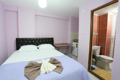 a bedroom with a bed with a bow on it at Yıldız Pansiyon in Amasra