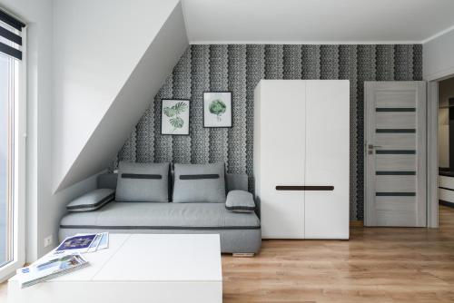 波茲南的住宿－Apartment Różana Poznań，带沙发和白色门的客厅