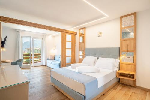 A bed or beds in a room at Hotel Caravel