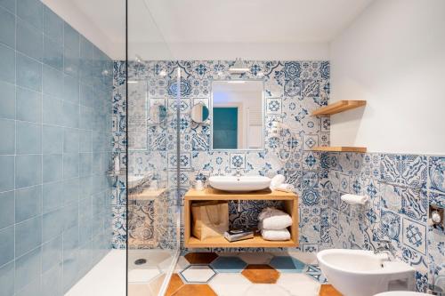 A bathroom at Hotel Caravel