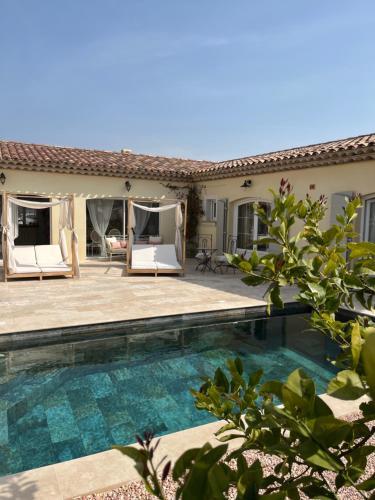une villa avec piscine et une maison dans l'établissement La Bastide du Rocher Boutique Hôtel & Spa, à Roquebrune-sur Argens