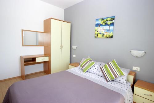 Postel nebo postele na pokoji v ubytování Apartments Fjolla