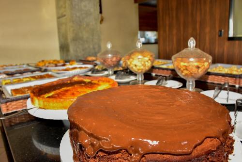 圣洛伦索法泽达维斯塔阿莱格里酒店的桌上的巧克力蛋糕和其他甜点