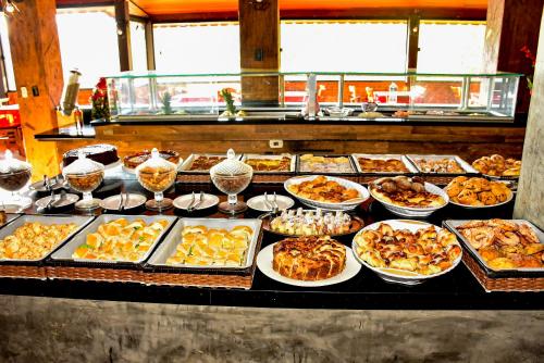 圣洛伦索法泽达维斯塔阿莱格里酒店的自助餐桌上摆满了各种不同类型的食物