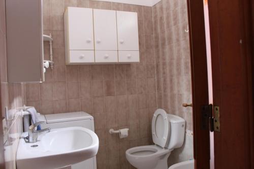 プエルト・デ・サンティアゴにあるPrime Homes - Tijoco Apartment”のバスルーム(トイレ、洗面台付)