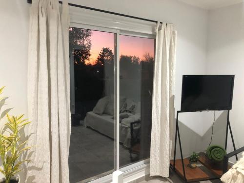 TV a/nebo společenská místnost v ubytování Cabañas El Chaja Tandil