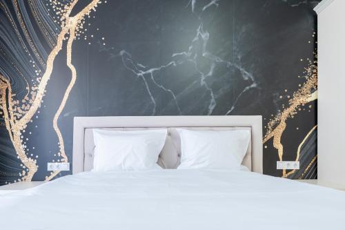 1 dormitorio con cama blanca y pared negra en Ceyrat Flat en Oradea