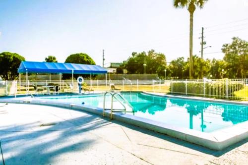 una piscina con acqua blu in un parco di OYO Hotel Mustang Silver Spring FL a Silver Springs