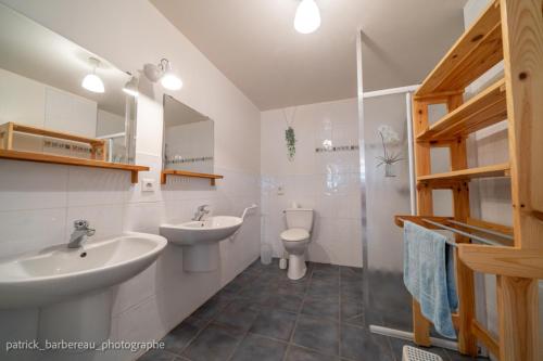 La salle de bains est pourvue de 2 lavabos, de toilettes et d'une douche. dans l'établissement Les Gîtes de Sophie 85 Gîte Hortensia, à Saint-Gervais