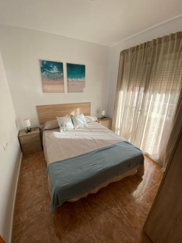 a bedroom with a bed and a window at Casa Luz De Alba in Calabardina