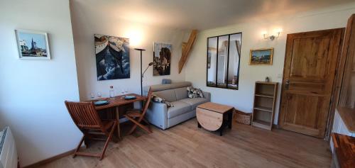 un salon avec un canapé et une table dans l'établissement Gites de charme centre de 2 à 10P, jardin, parking, durable, à Honfleur